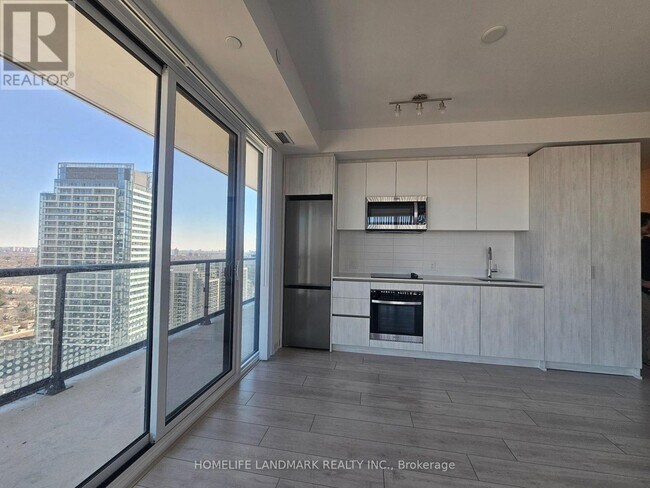5858 Yonge St in Toronto, ON - Building Photo - Building Photo