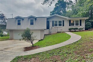 605 Huckleberry Rd in Canton, GA - Building Photo