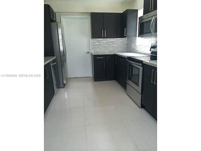 740 NE 179th Terrace in North Miami Beach, FL - Foto de edificio - Building Photo