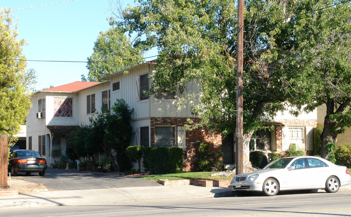 5744 Whitsett Ave in Valley Village, CA - Building Photo