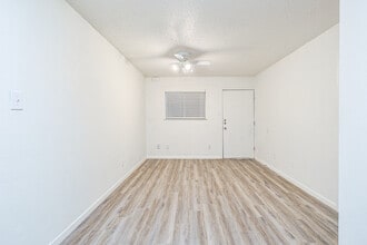 Le Med Apartments in Austin, TX - Foto de edificio - Interior Photo