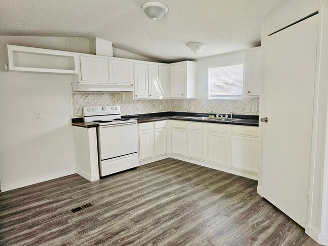 3913 Carlyss Dr in Sulphur, LA - Building Photo - Building Photo