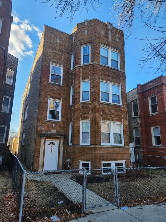 7450 N Artesian Ave in Chicago, IL - Building Photo