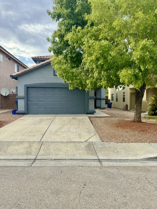 8842 Sierra Linda Dr in Las Vegas, NV - Foto de edificio