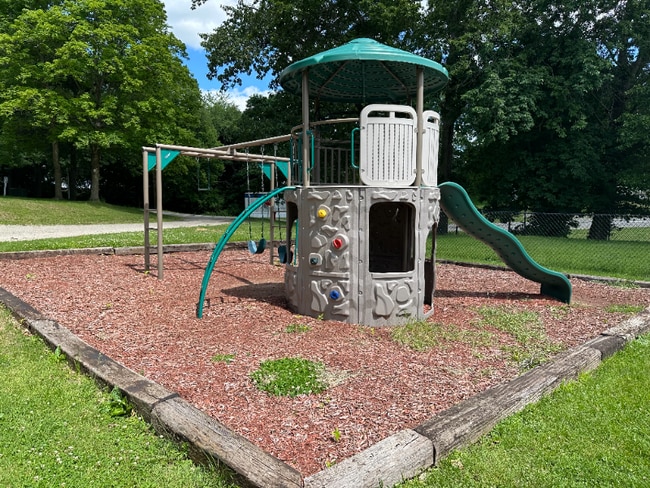 1100 W Locust St in Canton, IL - Building Photo - Building Photo