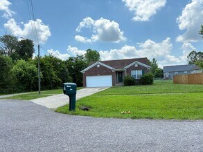 102 Sparrow Ct in Vine Grove, KY - Building Photo - Building Photo
