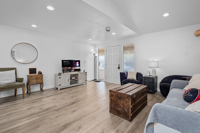 5369 Saxon St in San Diego, CA - Foto de edificio - Building Photo