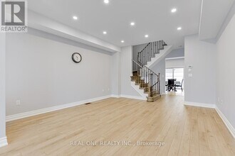 42 Beehive Ln in Markham, ON - Building Photo - Building Photo