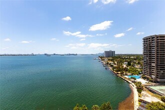 11111 Biscayne Blvd in Miami, FL - Building Photo - Building Photo