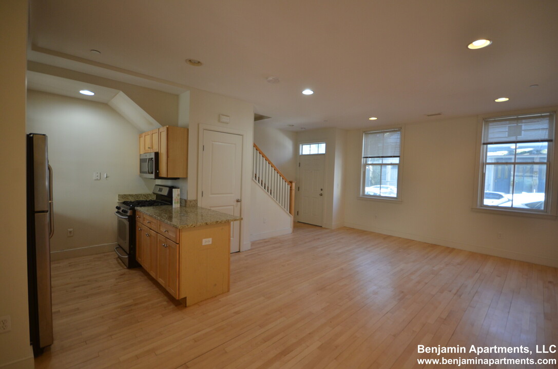 108 2nd St, Unit 2 in Cambridge, MA - Building Photo