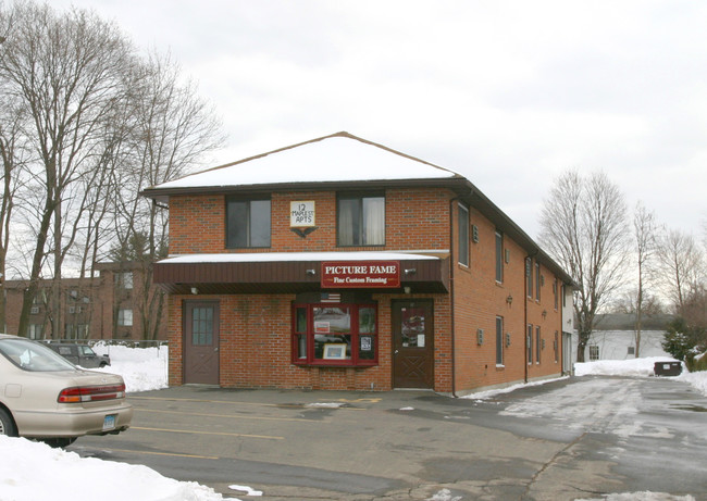 Maple Street Apartments in Plainville, CT - Foto de edificio - Building Photo