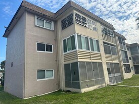 715 Lori Dr, Unit 201 in Palm Springs, FL - Building Photo