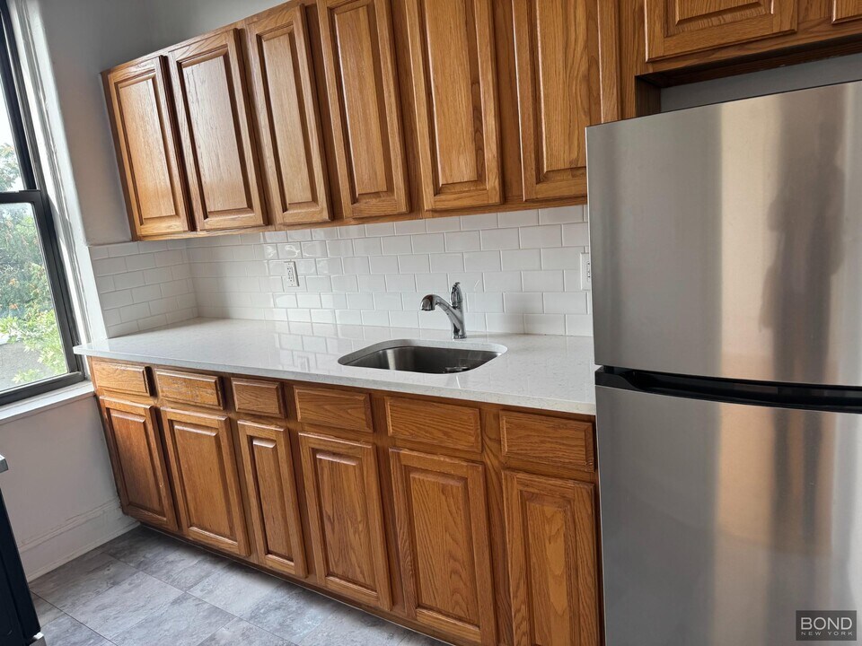 31-14 35th St in Queens, NY - Building Photo