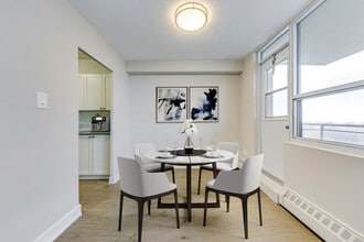 Surrey Lane Apartments in Burlington, ON - Building Photo - Building Photo