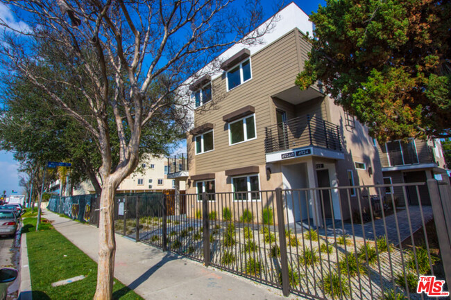 4922 Laurel Canyon Blvd in Los Angeles, CA - Building Photo - Building Photo