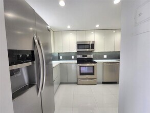 112 Royal Pk Dr in Oakland Park, FL - Building Photo - Building Photo