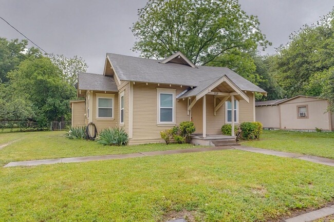 705 Madison St in Cleburne, TX - Building Photo - Building Photo