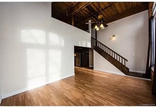 201 S Hoskins Rd, Unit 217 in Charlotte, NC - Foto de edificio - Building Photo