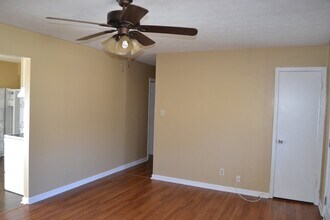 1092 Live Oak Dr in Hinesville, GA - Foto de edificio - Building Photo