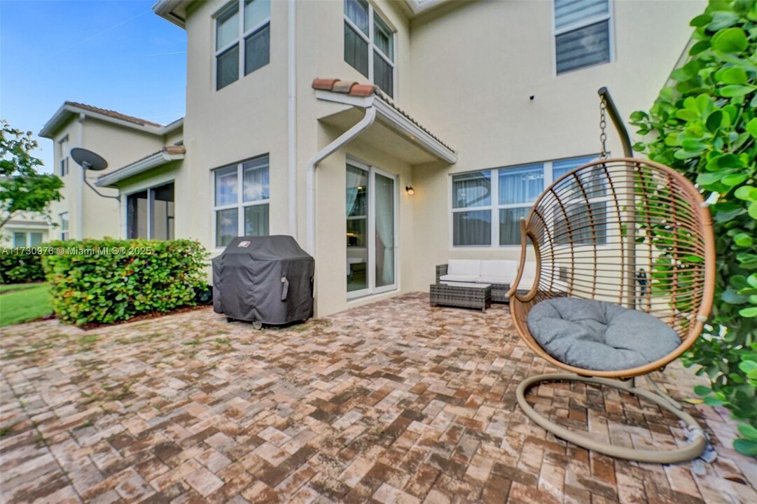 1033 Eucalyptus Dr in Hollywood, FL - Building Photo