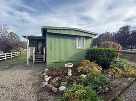 6356 Ventura Ln in Central Point, OR - Building Photo