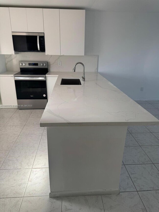 1304 NE 191st St in Miami, FL - Building Photo - Building Photo
