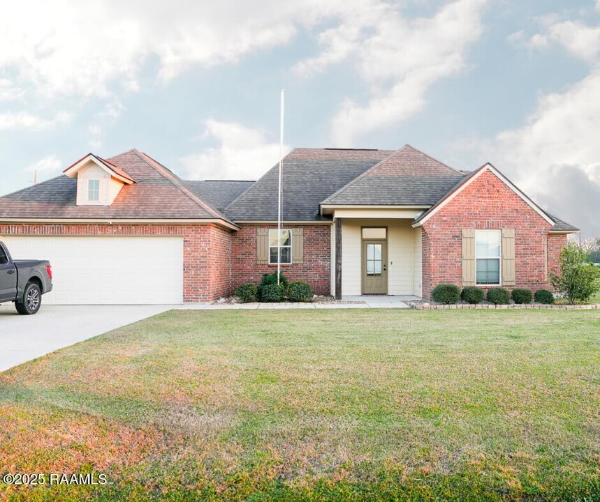 1010 Bamboo Dr in Breaux Bridge, LA - Building Photo