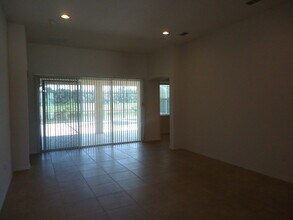 3786 Eagle Isle Cir in Kissimmee, FL - Building Photo - Building Photo