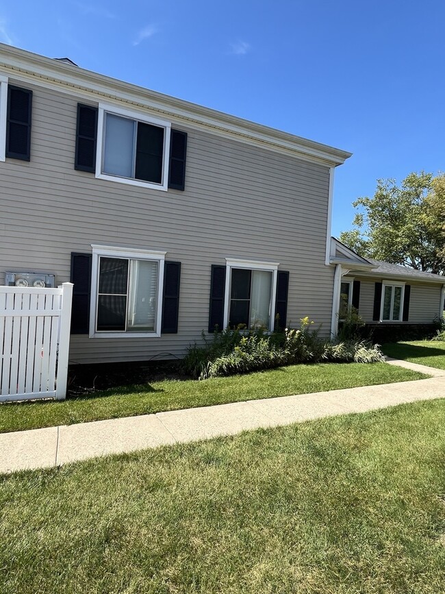 1491 Quaker Ln in Prospect Heights, IL - Foto de edificio - Building Photo