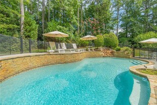 530 Saddlebrook Dr in Roswell, GA - Building Photo