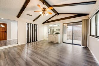 1016 Summit Cir in Carrollton, TX - Foto de edificio - Building Photo