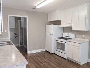 Available for April Move in! - Renovated 3 Bed 1.5 Bath House Biking Distance to Campus! in College Station, TX - Building Photo - Building Photo