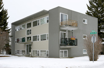 2736 40th St SW in Calgary, AB - Building Photo - Building Photo