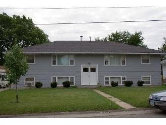 305 C Ave in Hiawatha, IA - Foto de edificio