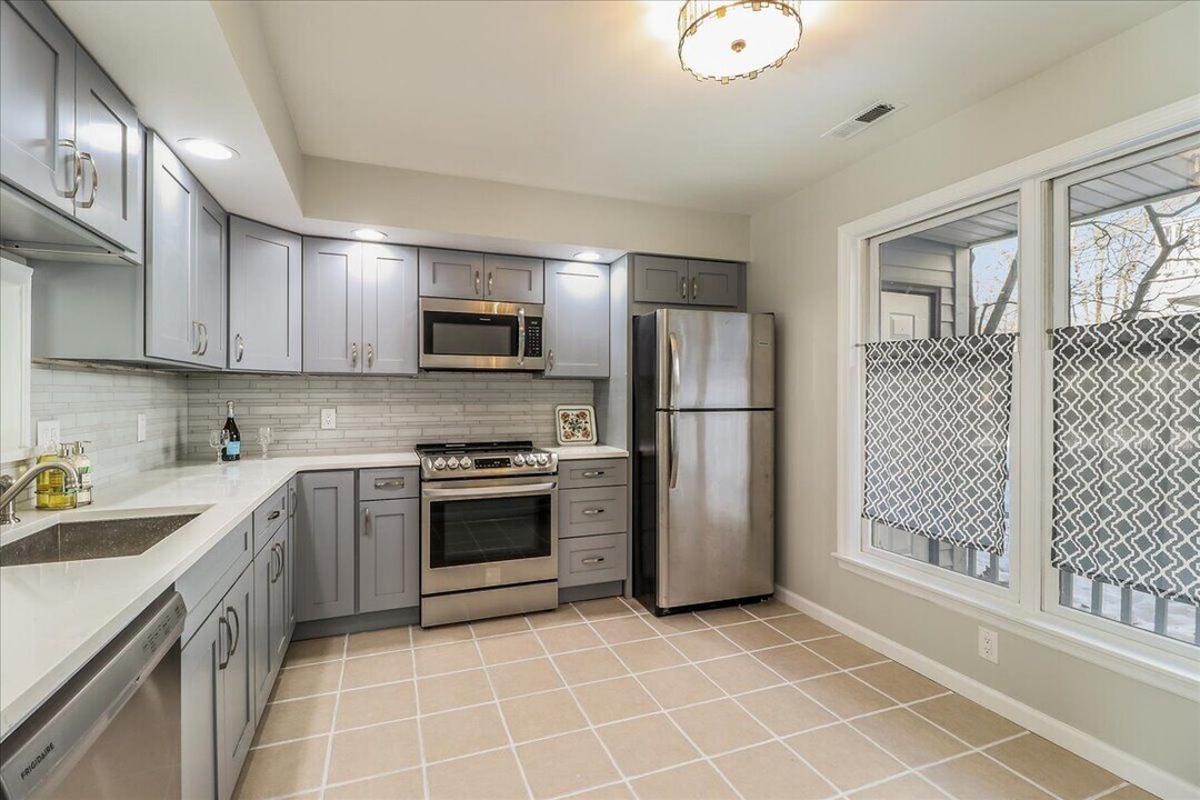 20 Raymond Pl in Danbury, CT - Building Photo