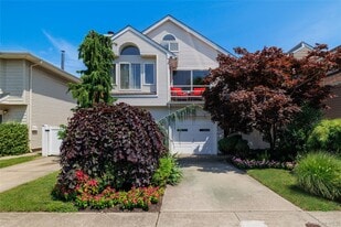 459 E Pine St in Long Beach, NY - Building Photo