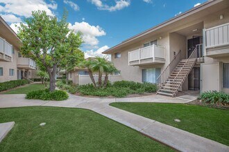 The Monrovia Apartment Homes in Costa Mesa, CA - Foto de edificio - Building Photo