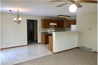 2222 Melanie Ln in Eau Claire, WI - Foto de edificio - Building Photo