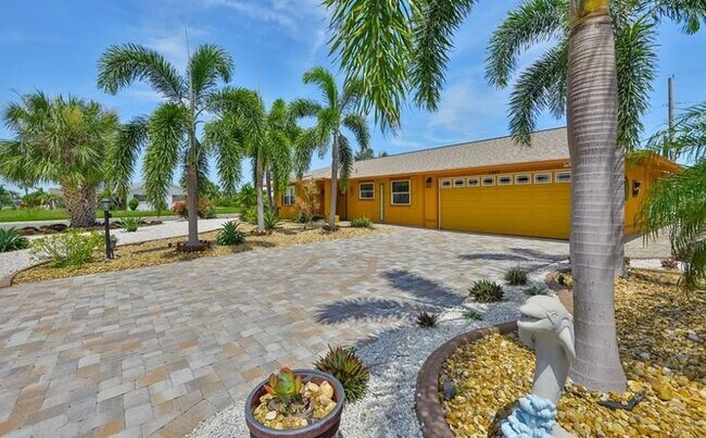 1801 El Rio Dr in Sun City Center, FL - Building Photo - Building Photo