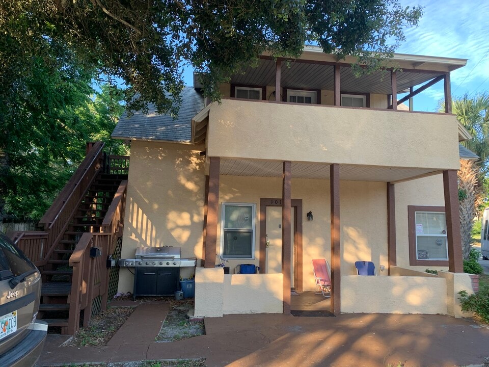 1015 S Peninsula Dr in Daytona Beach, FL - Building Photo