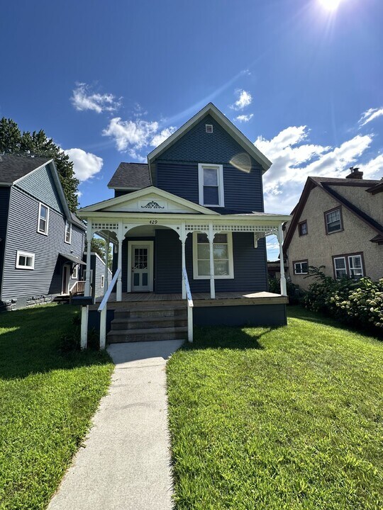 429 Hudson St in Eau Claire, WI - Building Photo