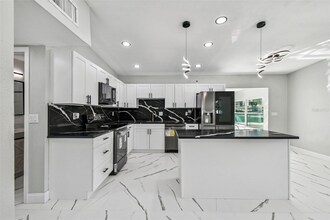 6501 Julie St in Tampa, FL - Building Photo - Building Photo