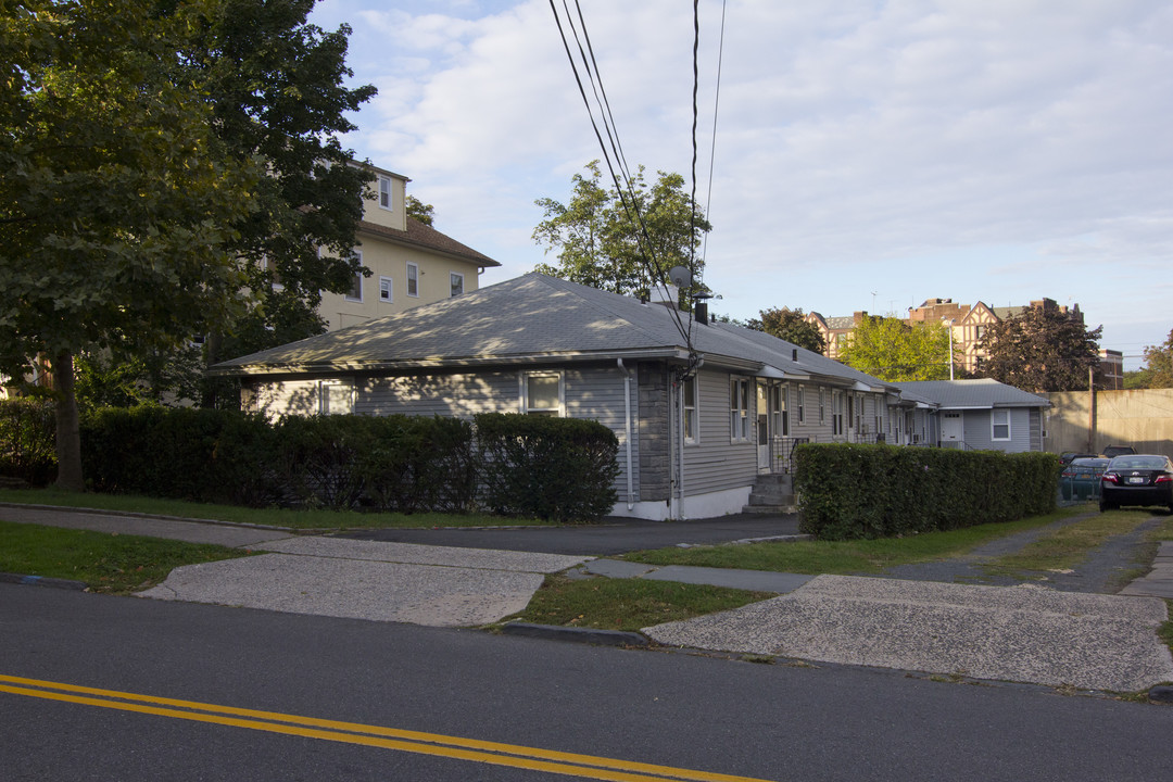 41 Davis Ave in White Plains, NY - Foto de edificio