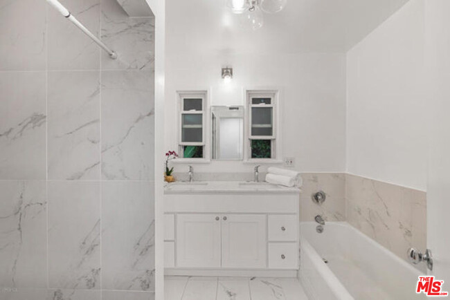 134 N Bowling Green Way in Los Angeles, CA - Building Photo - Building Photo