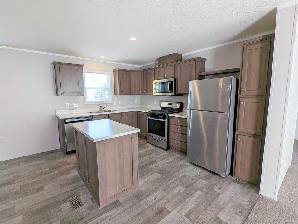 626 Oregon St in Belleville, MI - Building Photo