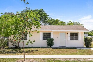 809 NW 2nd Ave in Hallandale Beach, FL - Building Photo