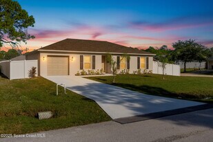 511 Trumpet St SW in Palm Bay, FL - Building Photo