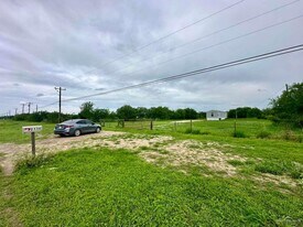 17 N Val Verde Rd in Edcouch, TX - Building Photo