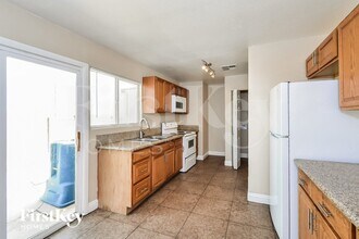 301 Kings Ave in North Las Vegas, NV - Building Photo - Building Photo