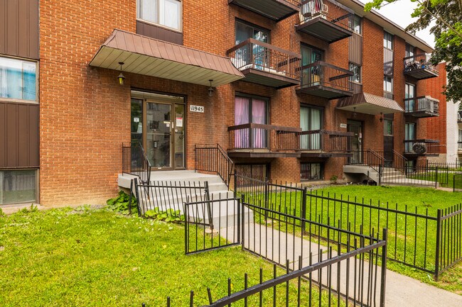 11935-11945 Allard Av in Montréal, QC - Building Photo - Building Photo